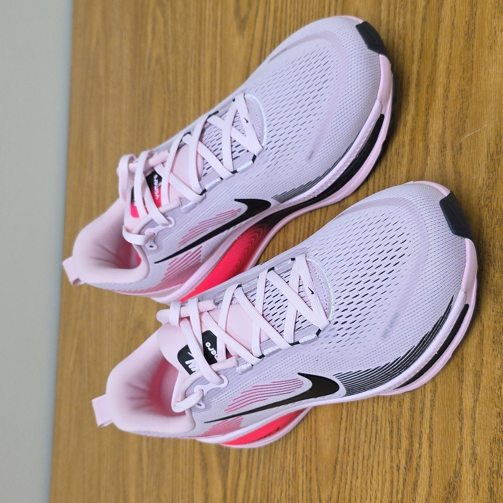 Nike Vomero 18 Pink Foam/Hyper Pink/Black Size Men's 12/Women's 13.5 HM6803 602